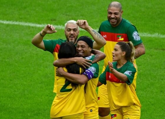 Ronaldinho Gaúcho, Ludmilla (abraçados), Belo e Adriano Imperador estiveram em campo em partida beneficente