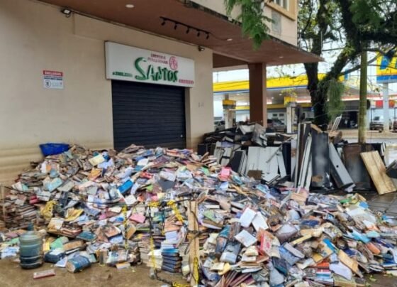 Montanha de livros molhados e inutilizados chamou a atenção em calçada no Quarto Distrito