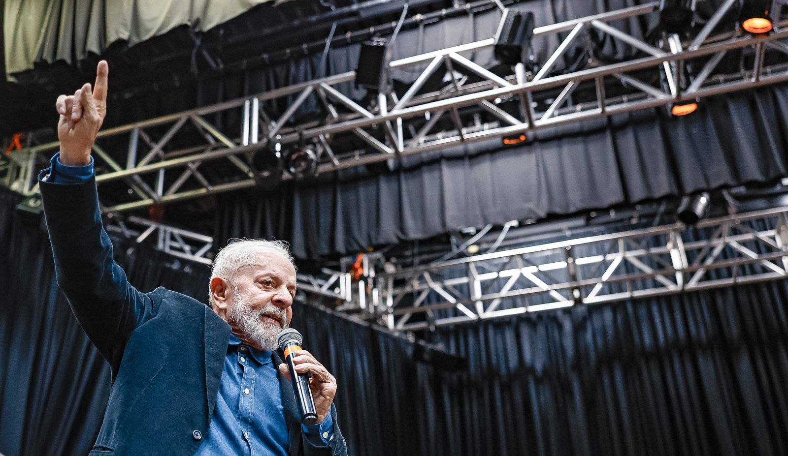 Lula é recebido com vaias e aplausos em evento com prefeitos em Brasília