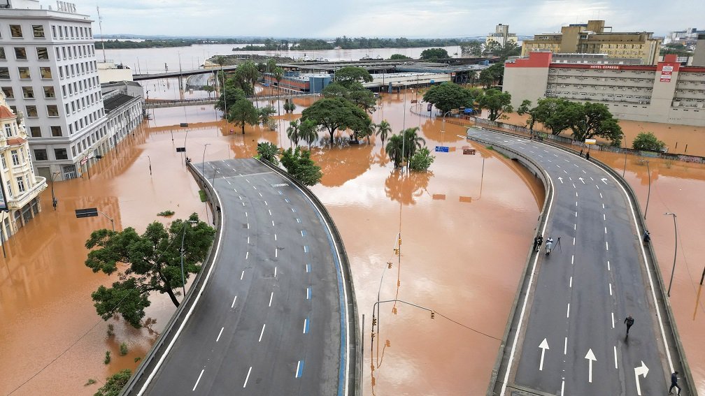 Mesmo com trégua da chuva, nível da água não baixa e Porto Alegre segue alagada