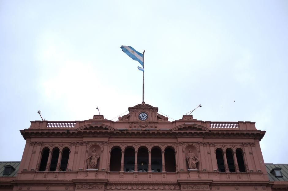 Milei troca chefe de gabinete em grande abalo no governo da Argentina