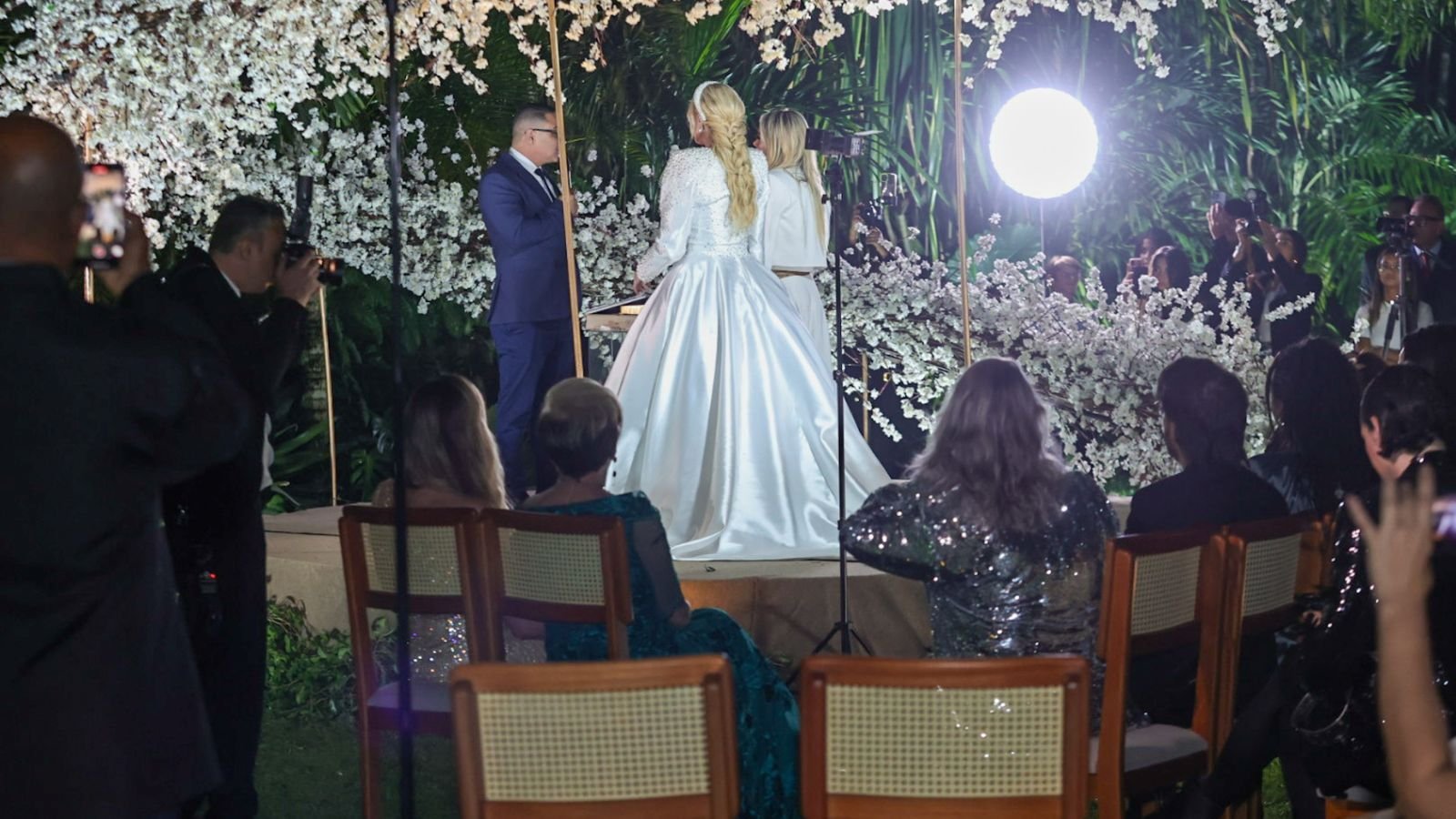 Monique Evans e Cacá Werneck recebem famosos em casamento