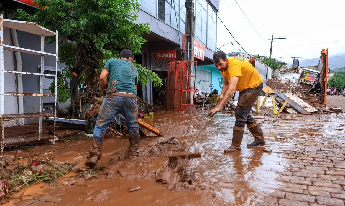 Mortes por chuvas no RS chegam a 66 e superam tragédia de 2023