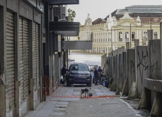 Centro Histórico de Porto Alegre não tem previsão de reabertura das lojas e ainda tem áreas inundadas