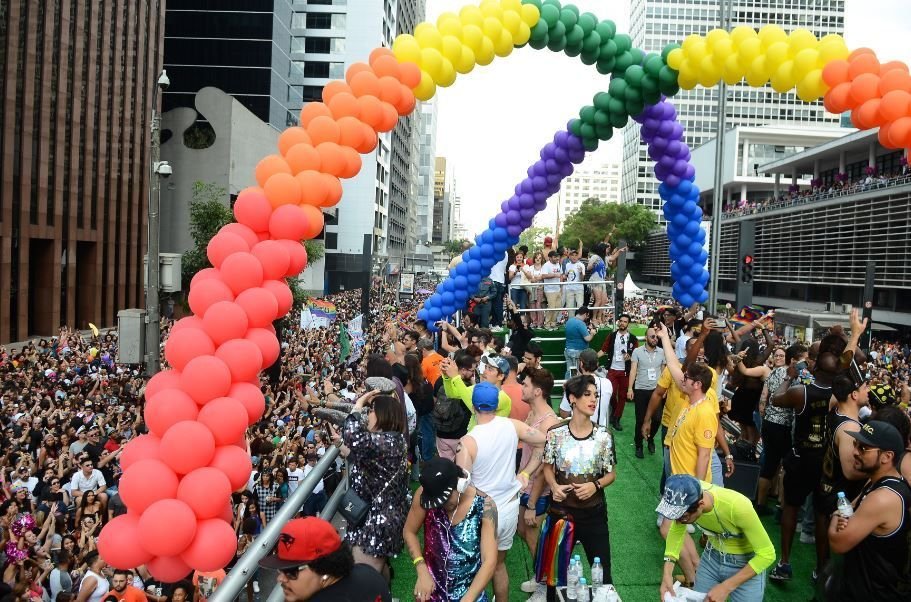 Parada do Orgulho de SP começou com drag queen deitada na av. Paulista; entenda