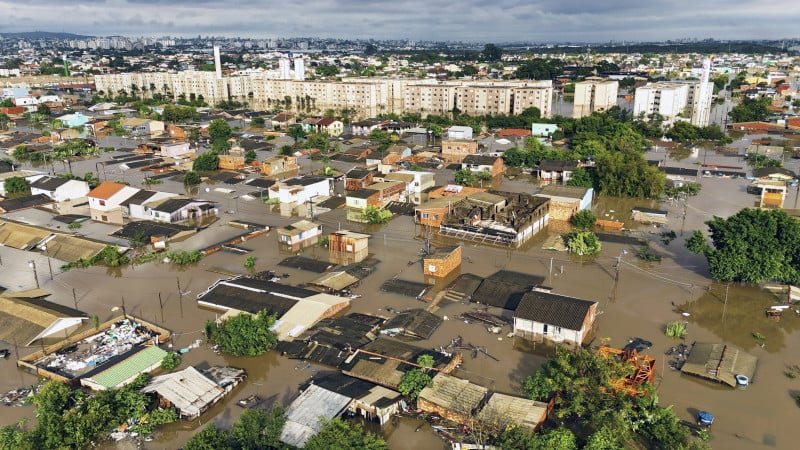 Porto Alegre remove famílias de mais um bairro e teme nova enchente recorde nesta terça