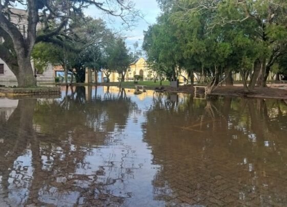 Rio Grande, enchente, alagamento, praça Xavier Ferreira. Ao fundo, mercado público e biblioteca pública