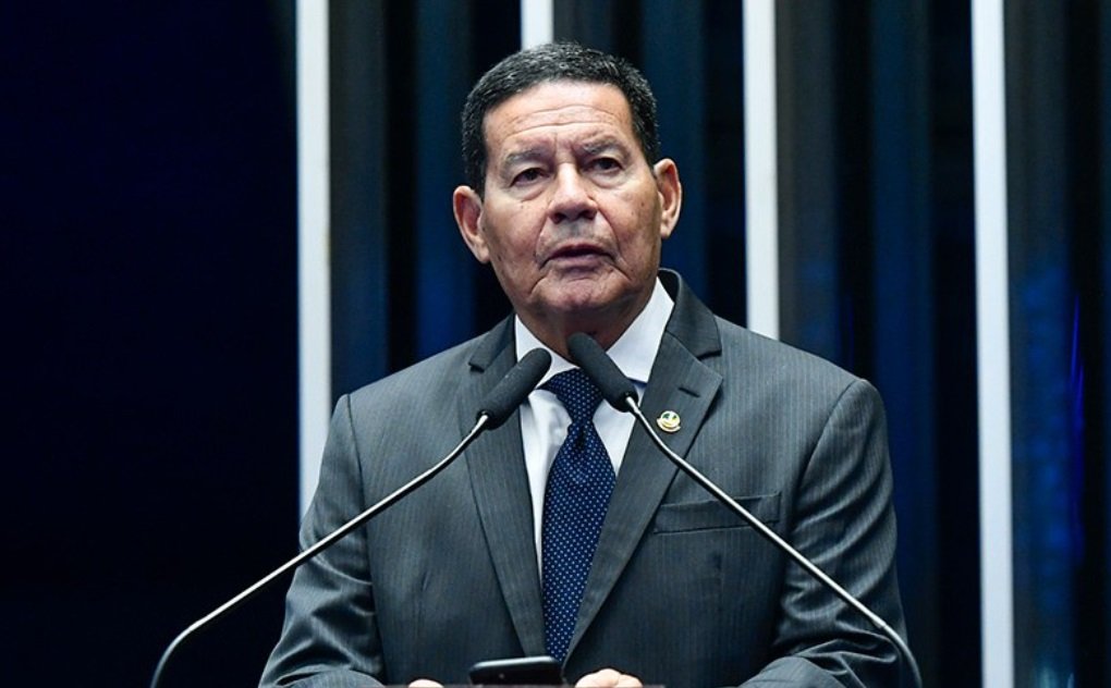 “Sou um homem de 70 anos”, diz Mourão ao ser questionado por omissão em enchentes