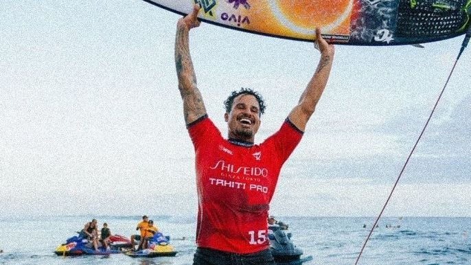 Surfe: Ítalo Ferreira vence John John Florence e conquista etapa no Taiti