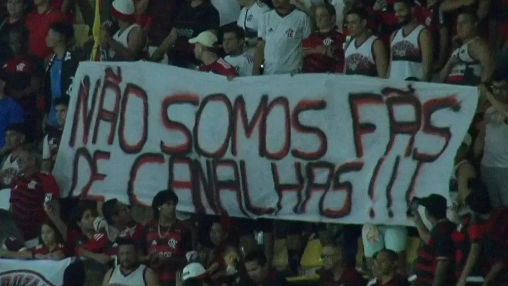 Torcida do Flamengo estende faixa contra Gabigol na Arena da Amazônia