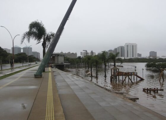 Orla do Guaíba começa a ressurgir após cheia invadir bairros de Porto Alegre