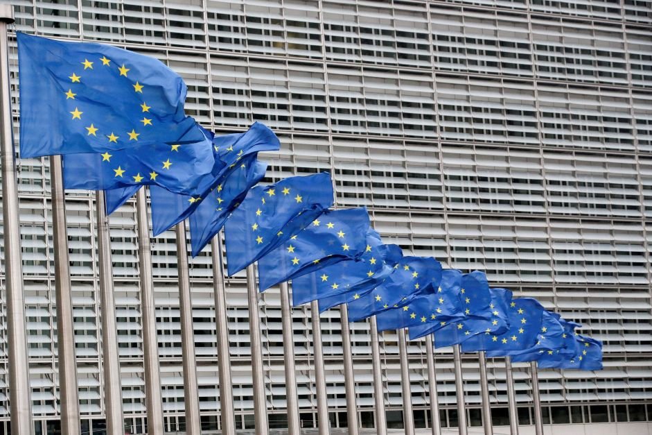 União Europeia aprova lei para cortar emissões de CO2 de caminhões