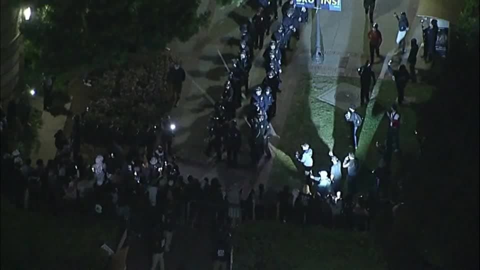 Vídeo: manifestantes pró-Palestina barram passagem da polícia em universidade de Los Angeles