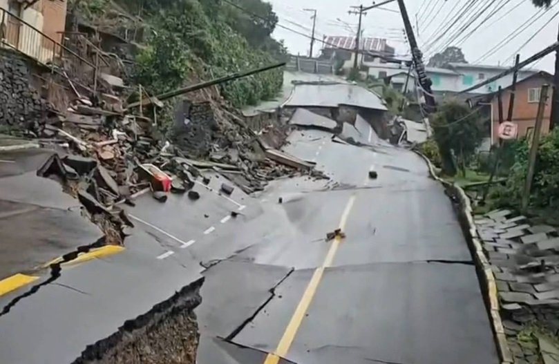 rua desmorona em Gramado, e moradores deixam suas casas