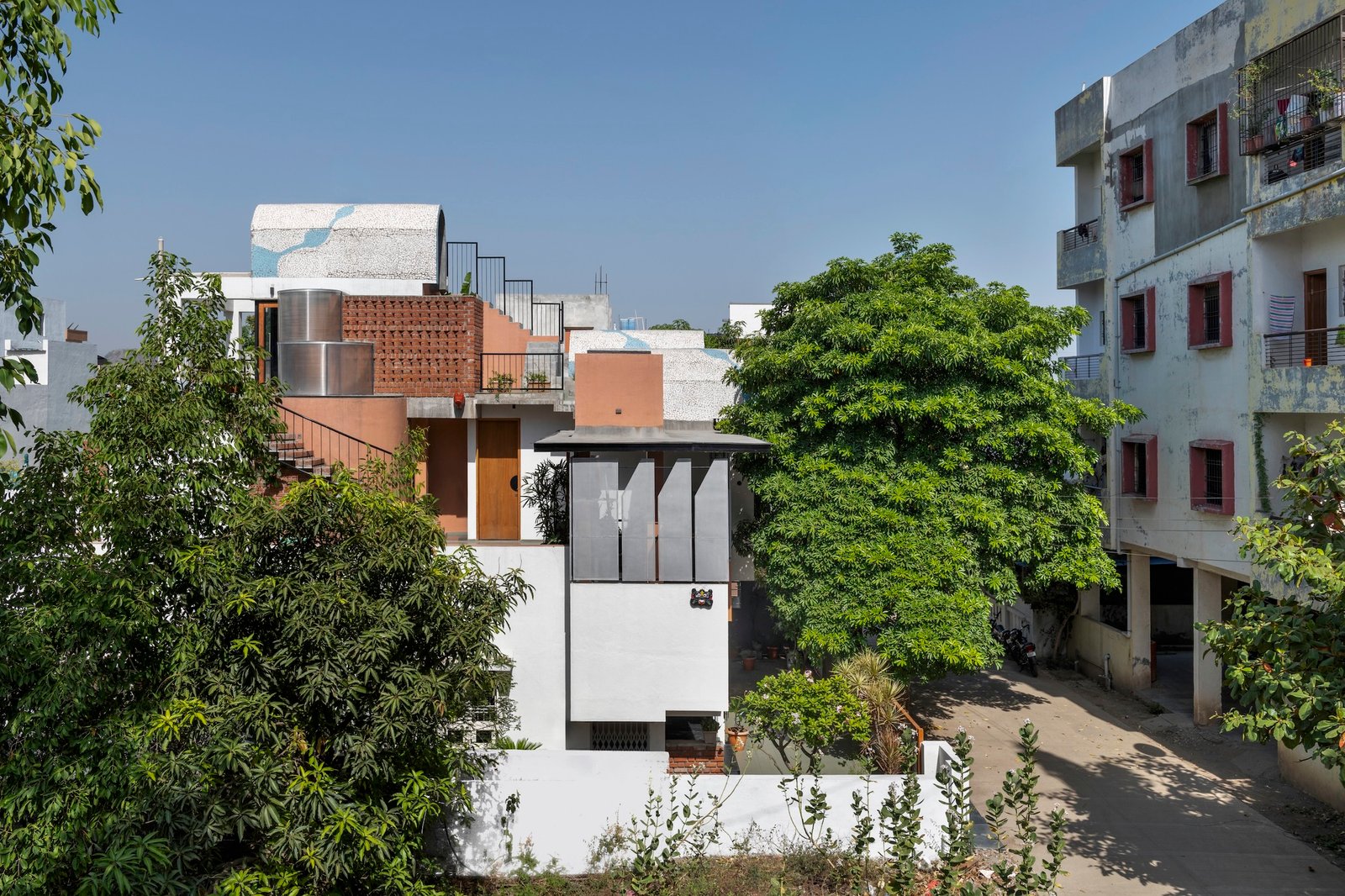 A Casa Abobadada / Vrushaket Pawar + Architects (VP+A)