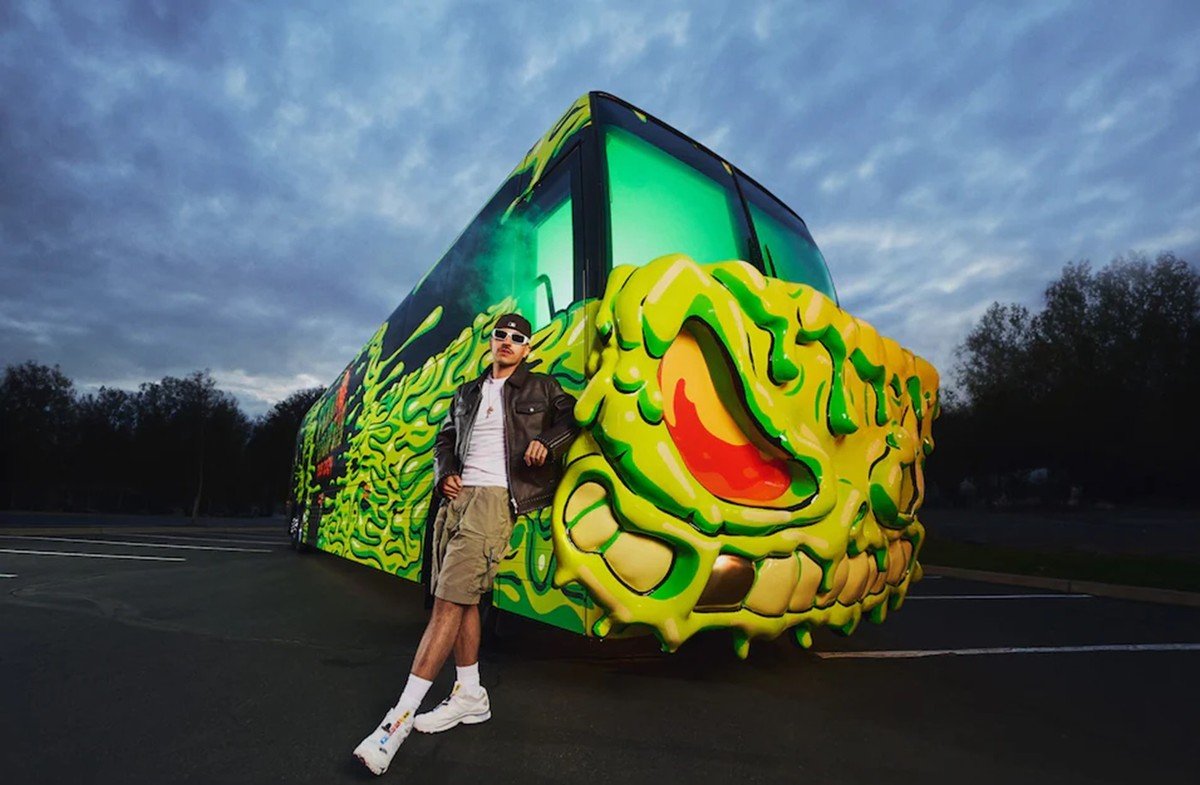 Cantor colombiano Feid apresenta acomodações fascinantes de seu ‘Monster Bus’ | Casas de famosos