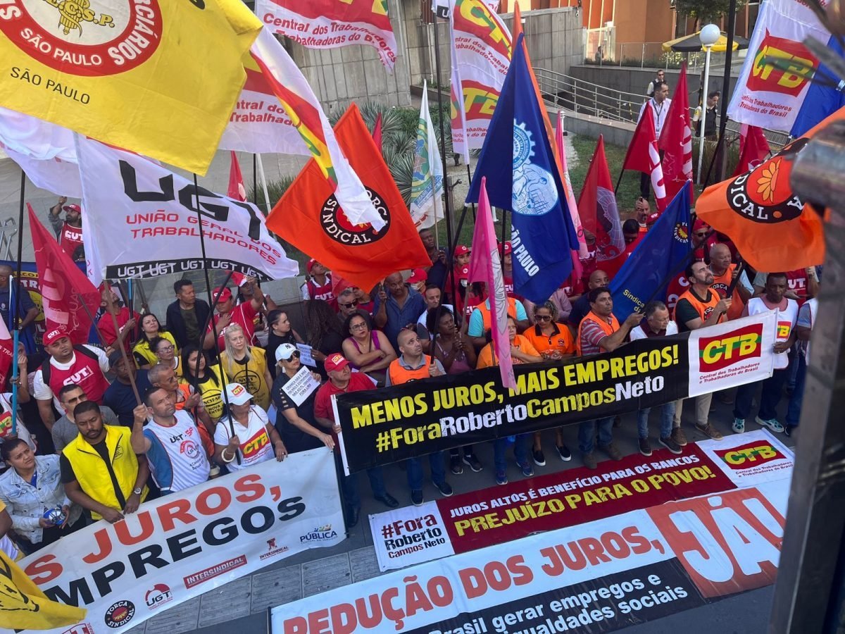 Centrais sindicais realizam protesto contra juros na porta do Banco Central – CartaExpressa – CartaCapital