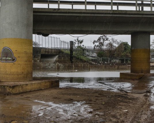 Chuva constante marca domingo em Porto Alegre; previsão é de temporais nos próximos dias