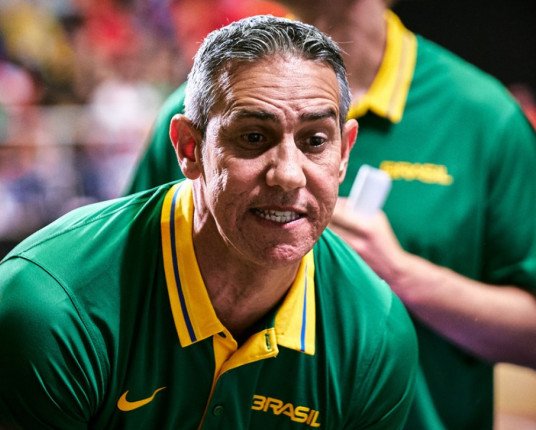 Em meio à polêmica sobre PL antiaborto, técnico pede demissão da seleção feminina de basquete