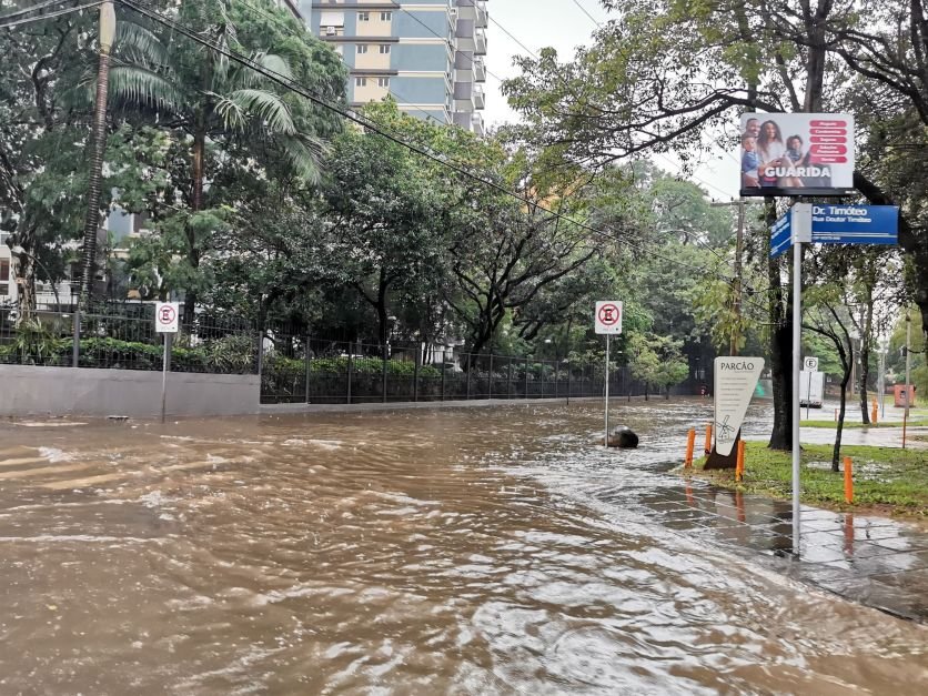 Enchentes no RS dão prejuízos bilionários ao varejo e turismo em maio, diz CNC