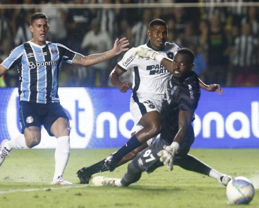 Grêmio perde para o Botafogo por 2 a 1 e entra na zona de rebaixamento do Brasileirão