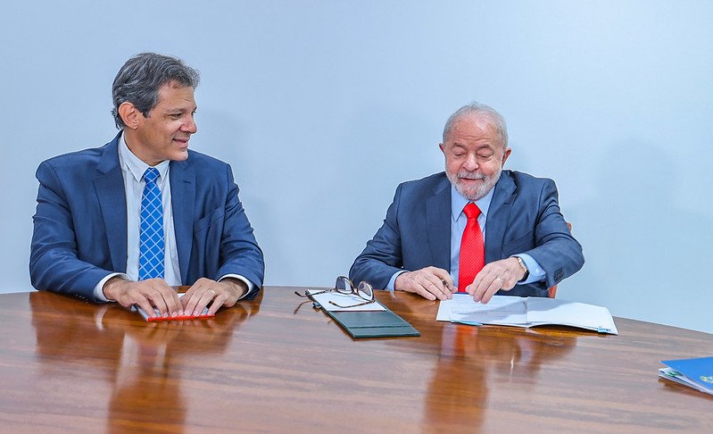 Haddad deve propor a Lula limite de 2,5% para alta de gasto em saúde e educação