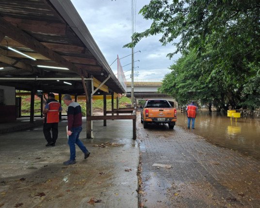 Nível do rio dos Sinos atinge 4,50 m e São Leopoldo emite alerta à população