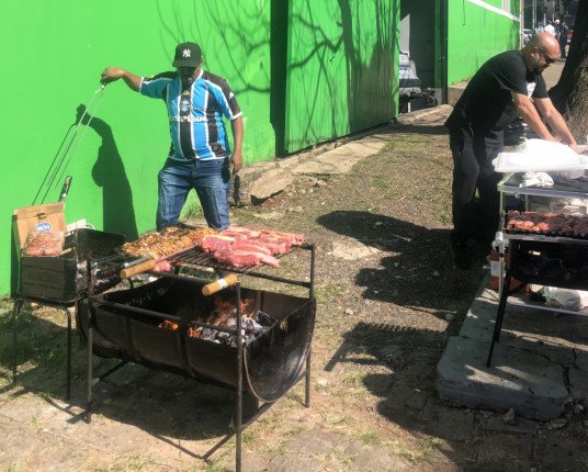 Polícia do Paraná proíbe churrascos no entorno do Couto Pereira durante o Grenal