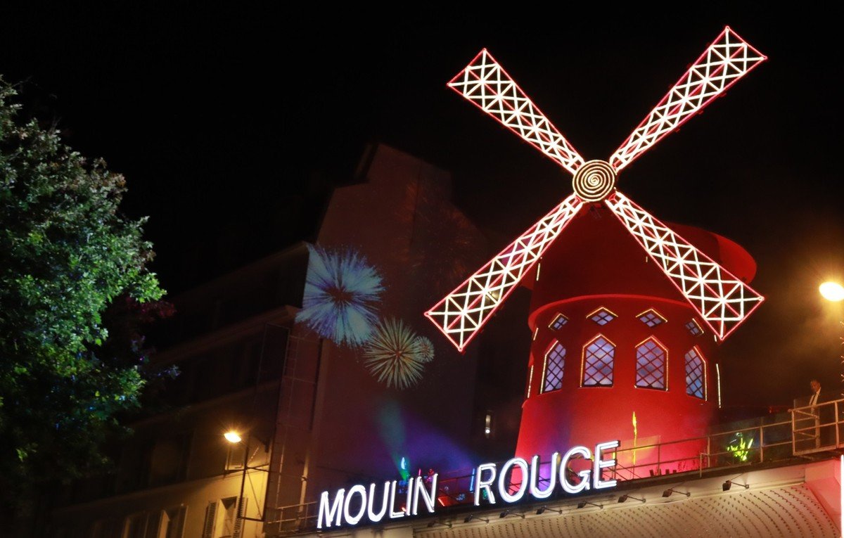 Moinho de vento do Moulin Rouge de Paris inaugura novas pás | Edifícios