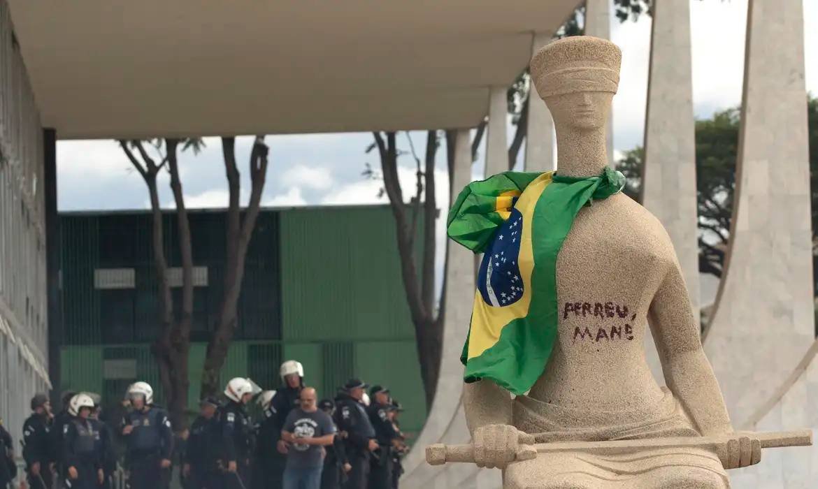 PGR denuncia mulher que escreveu “Perdeu, mané” em estátua no STF