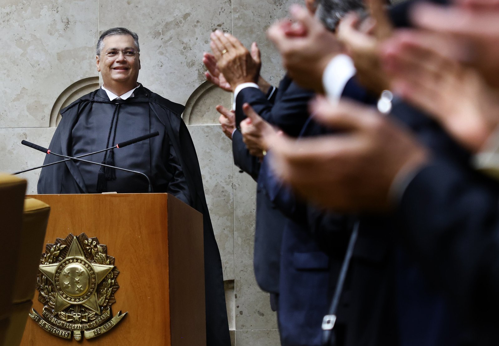 Dino, do STF, dá prazo de 15 dias para governo montar força-tarefa contra incêndios