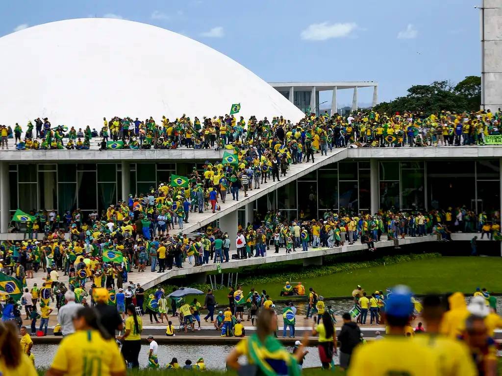 Com início de sessão no plenário da Câmara, CCJ adia análise de anistia pelo 8/1