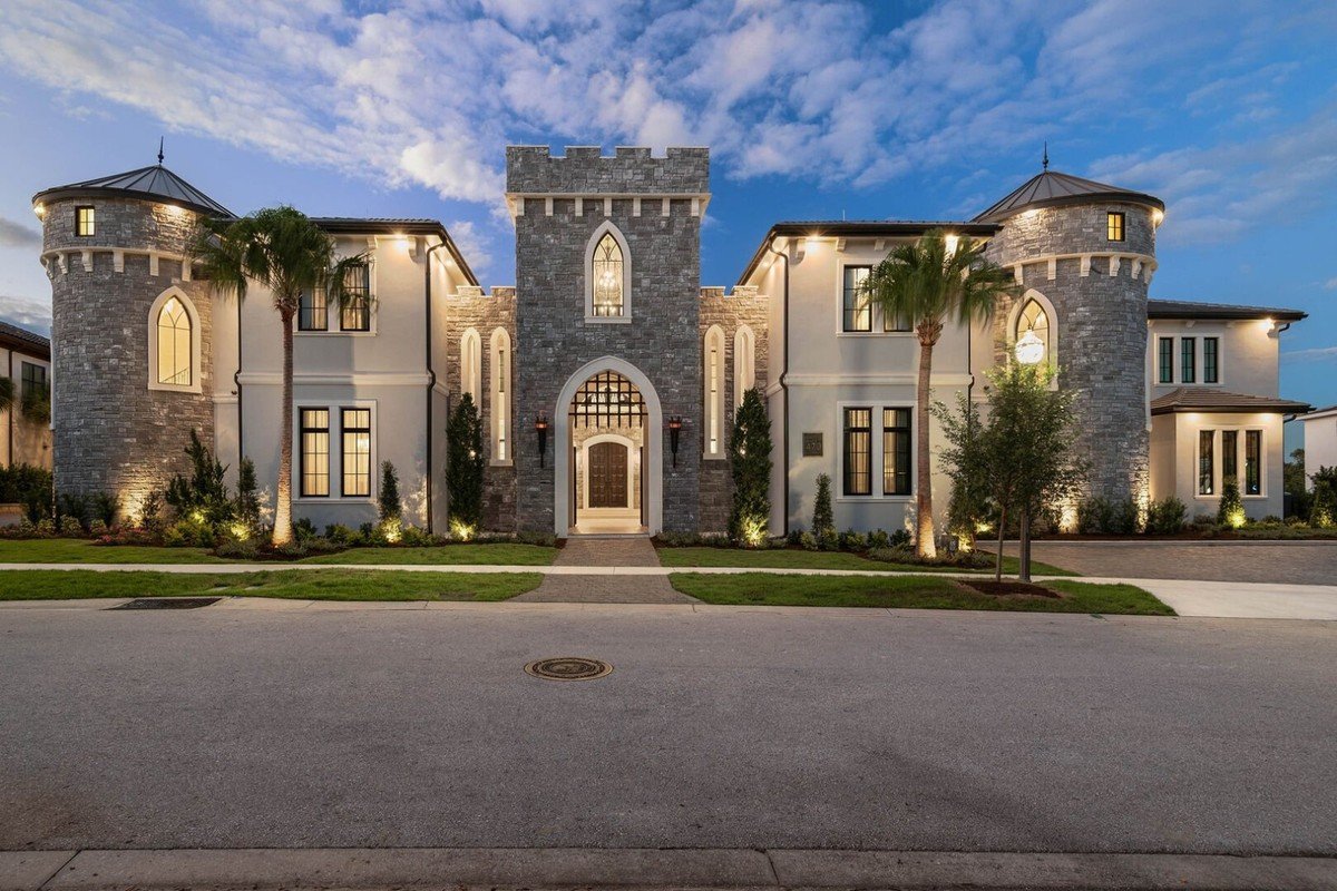 Casa inspirada em castelo medieval tem diárias de R$ 75 mil em Orlando; veja por dentro | Casa Vogue Estate