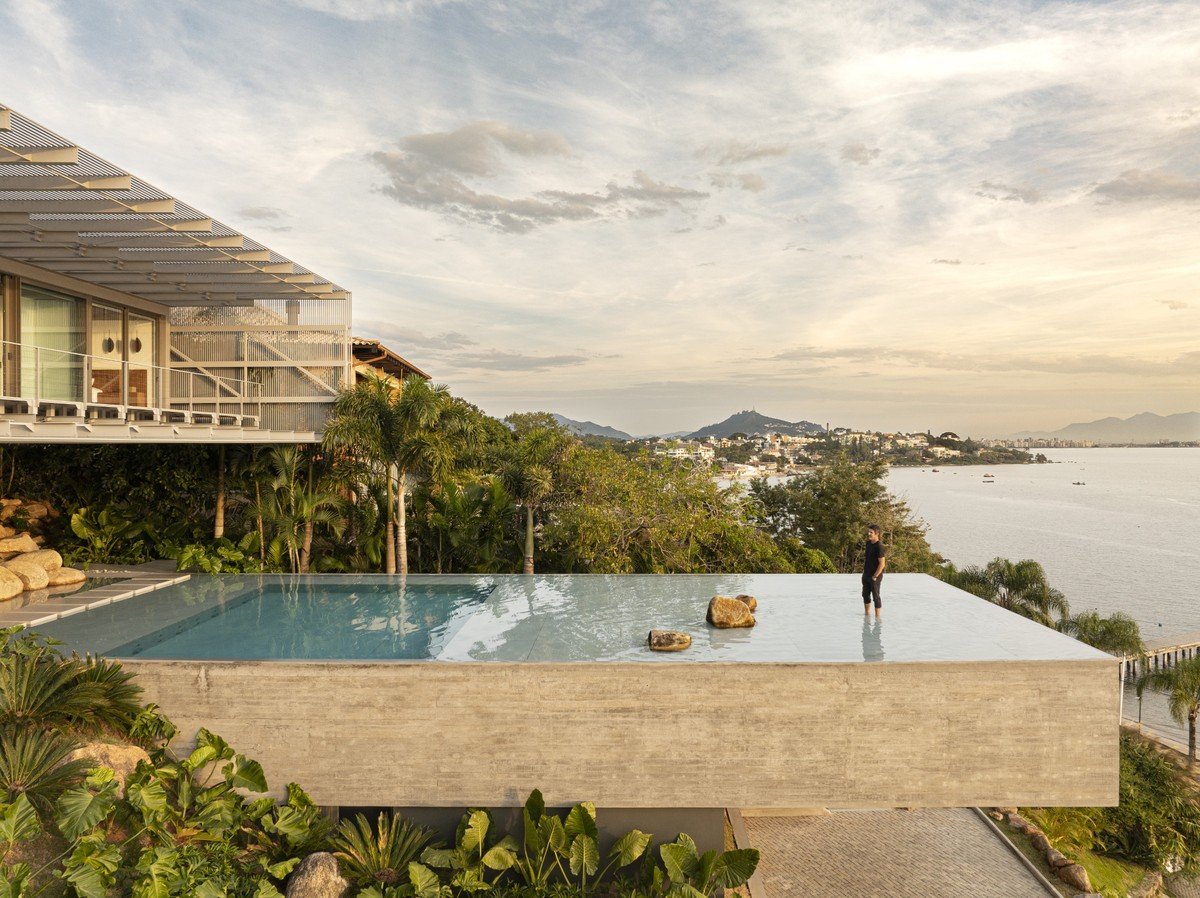 Casa de mil m² tem piscina suspensa e vista hipnotizante para o mar em Florianópolis | Casas