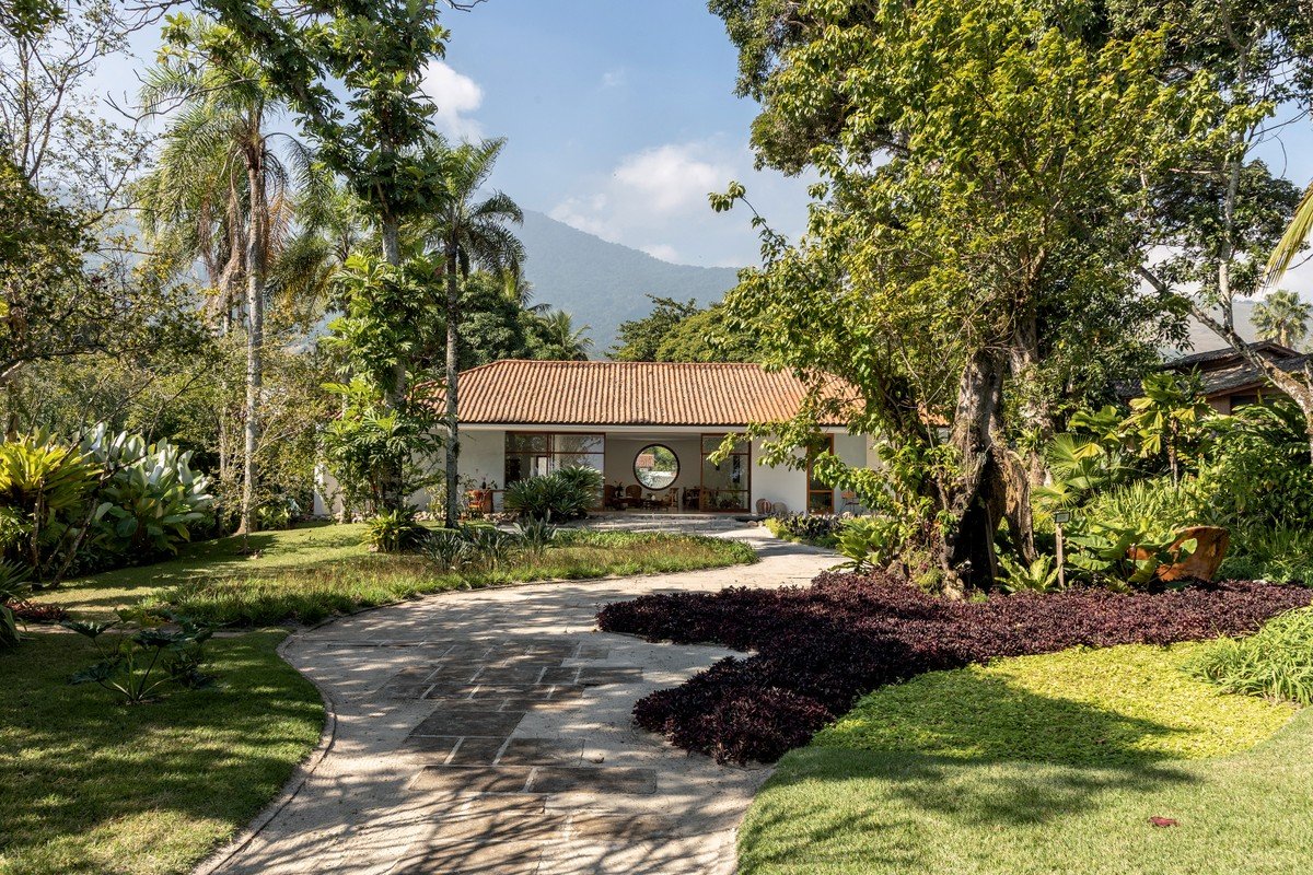 Casa arquitetada por Oscar Niemeyer tem alma modernista resgatada em Ilhabela