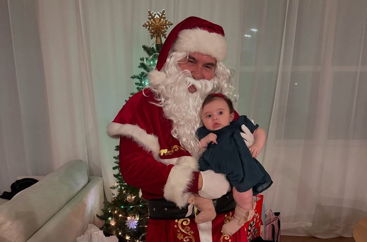 Em casa nos EUA, Leandro Hassum se veste de Papai Noel para neta | Casas de famosos